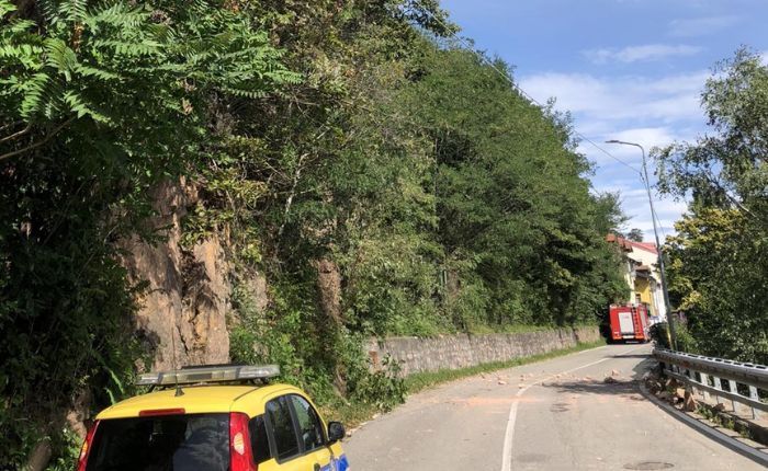 Smottamento sulla statale 344 a Porto Ceresio: strada chiusa