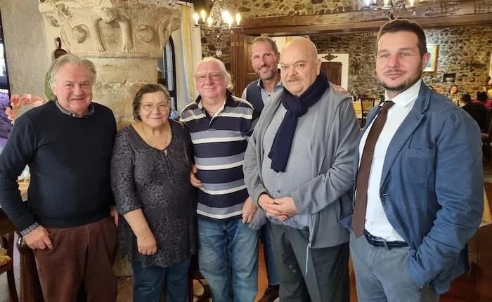 In foto, da sinistra, Fiorenzo Minzolini (direttore Confcommercio Ascom Luino dal 1983 al 2016), Lucia e Giuseppe Lombardi, Franco Vitella (presidente Ascom), Giuseppe Trippolini, Luca Maria Gobbato (direttore Ascom) In foto, da sinistra, Fiorenzo Minzolini (direttore Confcommercio Ascom Luino dal 1983 al 2016), Lucia e Giuseppe Lombardi, Franco Vitella (presidente Ascom), Giuseppe Trippolini, Luca Maria Gobbato (direttore Ascom)
