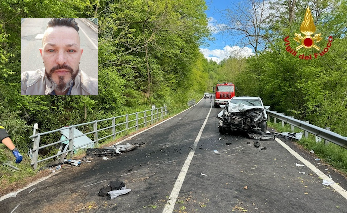 Francesco Ferrazzo e la scena dell'incidente stradale in una foto tratta da Luinonotizie.it Francesco Ferrazzo e la scena dell'incidente stradale in una foto tratta da Luinonotizie.it