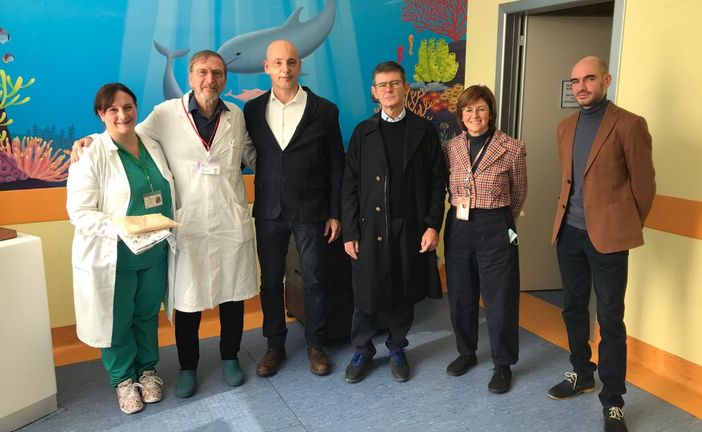 Il Professo Agosti con i rappresentanti di TINcontro, del Liceo Musicale Manzoni e il personale medico