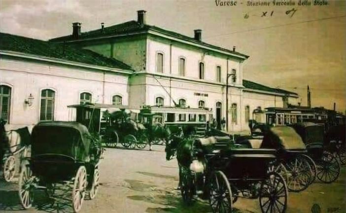 LA VARESE NASCOSTA. Davanti alla stazione con il calesse. Una cartolina dal 1907 LA VARESE NASCOSTA. Davanti alla stazione con il calesse. Una cartolina dal 1907