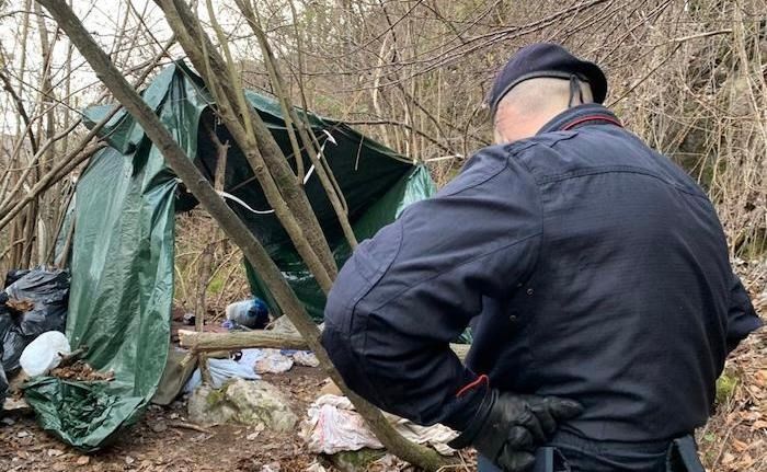 Un bivacco di spacciatori smantellato dai carabinieri (foto d'archivio)