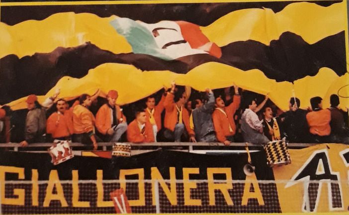 «Dallo striscione della Gioventù Giallonera appeso con i chiodi alla balaustra al "dio" Napier che puliva il ghiaccio: rivive lo spirito dei Mastini» «Dallo striscione della Gioventù Giallonera appeso con i chiodi alla balaustra al "dio" Napier che puliva il ghiaccio: rivive lo spirito dei Mastini»