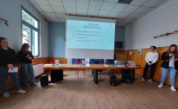 Lorenzo Beretta in cattedra al “Fermi”. E i giovani studiano un progetto per limitare gli sprechi alimentari Lorenzo Beretta in cattedra al “Fermi”. E i giovani studiano un progetto per limitare gli sprechi alimentari