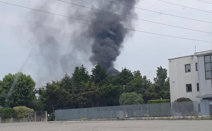 FOTO. A fuoco catasta di pneumatici: colonna di fumo nero in Valle Olona
