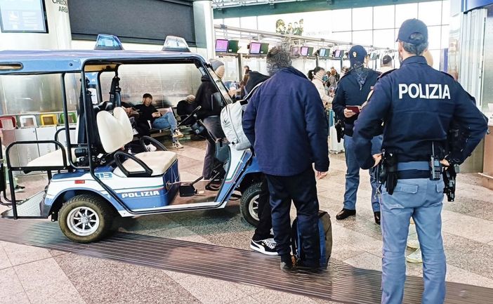 Smartphone, profumi e carte prepagate nello zaino: due uomini denunciati per ricettazione a Malpensa Smartphone, profumi e carte prepagate nello zaino: due uomini denunciati per ricettazione a Malpensa