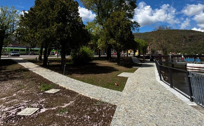 Il tratto di lungolago di fronte alla stazione di Porto Ceresio