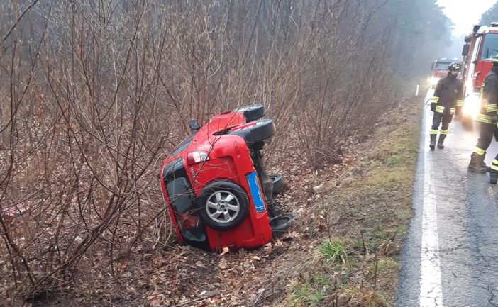 Le immagini dell'auto che si è ribaltata stamattina in via per Appiano a Tradate Le immagini dell'auto che si è ribaltata stamattina in via per Appiano a Tradate