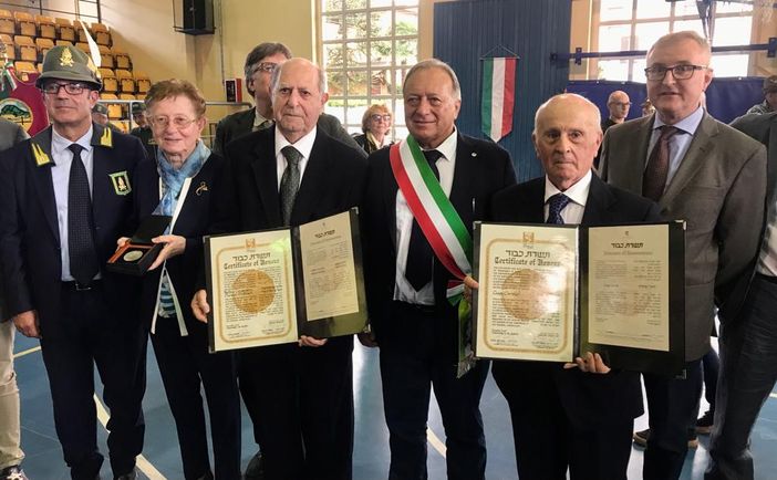 Il sindaco di Clivio, Giuseppe Galli, in mezzo ai figli dei Giusti tra le Nazioni