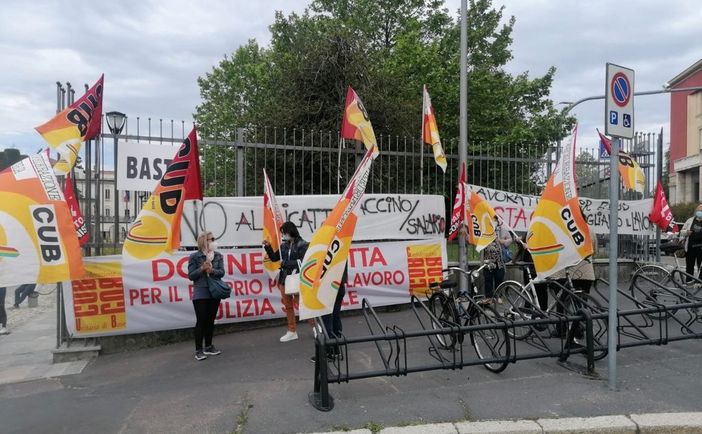 FOTO. La protesta dei lavoratori della sanità, del comparto sociosanitario e delle Rsa davanti alla Prefettura FOTO. La protesta dei lavoratori della sanità, del comparto sociosanitario e delle Rsa davanti alla Prefettura