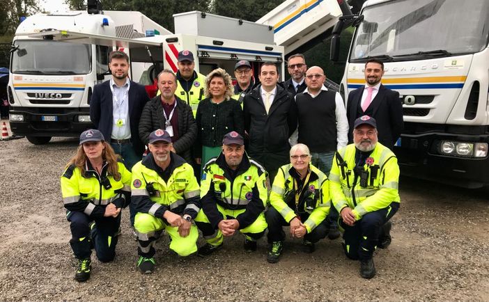 I volontari della Protezione Civile con gli organizzatori della pizzata solidale