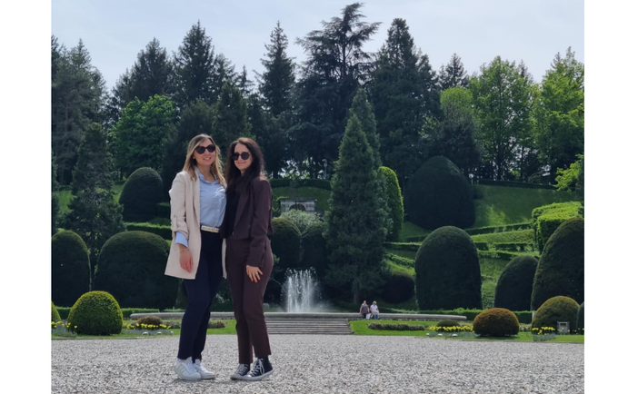 Da sinistra, Valentia Sardi e Charlotte Trombiero ai Giardini Estensi