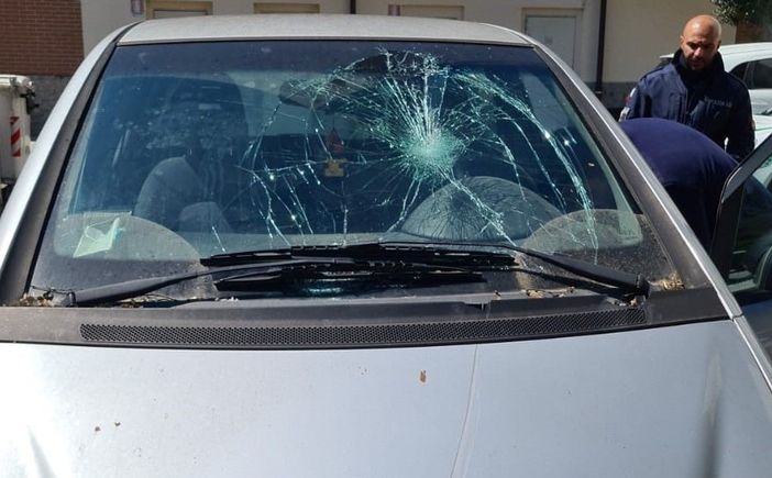 Nella foto la Mercedes classe A che ha investito il pedone