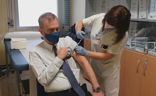 Il professor Grossi mentre si sottopone alla vaccinazione