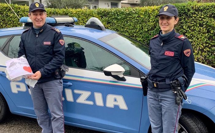 "Quelli delle mascherine" lasciano il segno con un dono speciale per Polizia, Molina e Anaconda
