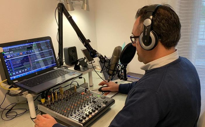 Stefano Dani di Radio Village Network prepara la mega diretta di domani dal personalissimo studio di casa, in attesa di poter tornare nella sede dalla radio a Bodio Stefano Dani di Radio Village Network prepara la mega diretta di domani dal personalissimo studio di casa, in attesa di poter tornare nella sede dalla radio a Bodio