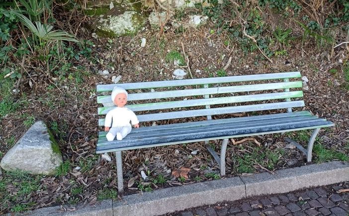 Una delle bambole abbandonate sulle panchine lungo la pista ciclopedonale a Biandronno (foto da Facebook)