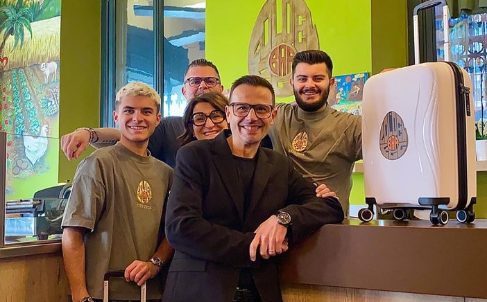 Un trolley Valigeria Ambrosetti targato Golden Egg consegnato da Paolo a Fulvione e alla sua grande famiglia: quando si uniscono due eccellenze del gusto varesino nascono questi capolavori Un trolley Valigeria Ambrosetti targato Golden Egg consegnato da Paolo a Fulvione e alla sua grande famiglia: quando si uniscono due eccellenze del gusto varesino nascono questi capolavori