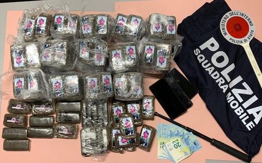 Viaggiavano sulla A4 con 16 chili di hashish nel baule: arrestati un 33enne della provincia di Varese con un complice di Vibo Valentia Viaggiavano sulla A4 con 16 chili di hashish nel baule: arrestati un 33enne della provincia di Varese con un complice di Vibo Valentia