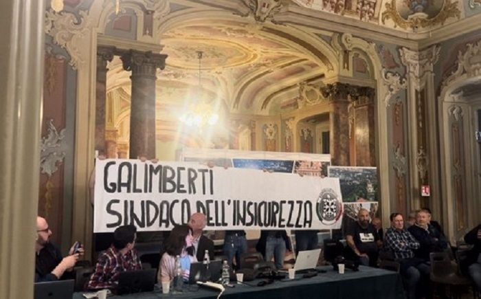 «Squallida messinscena nel cuore civico della città» «Squallida messinscena nel cuore civico della città»