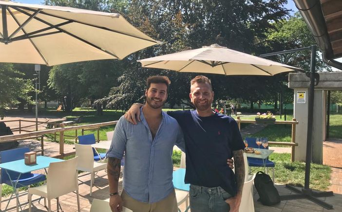 Lorenzo Galli, a destra, con il responsabile del chiosco Daniel Comacchio