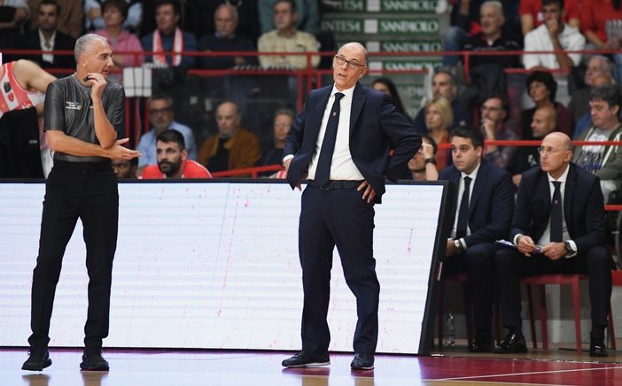 Deluso Caja, delusi tutti i tifosi della Pallacanestro Varese -compresi gli encomiabili trasfertisti del Trust: i biancorossi in trasferta non girano (foto archivio) Deluso Caja, delusi tutti i tifosi della Pallacanestro Varese -compresi gli encomiabili trasfertisti del Trust: i biancorossi in trasferta non girano (foto archivio)