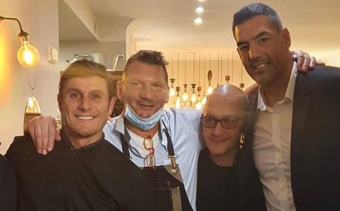 Scola e Zanetti festeggiano la vittoria della Pallacanestro Varese al "C'era una volta" di Sant'Ambrogio