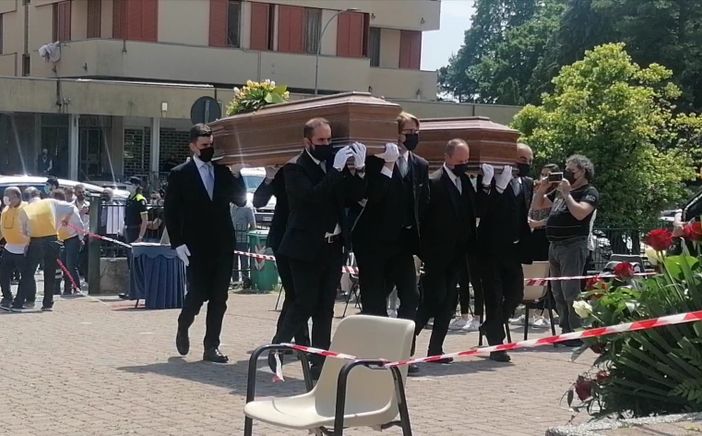 VIDEO E FOTO. Silvia e Alessandro sono a casa. Lacrime e silenzi per l'ultimo saluto a San Fermo