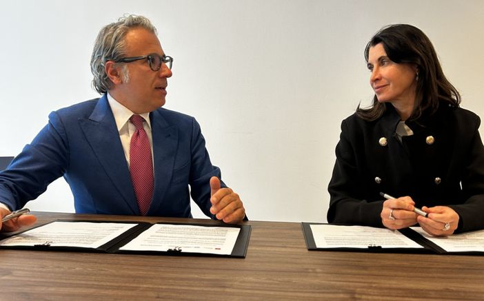 La firma tra Michaela Castelli, presidente Sea e Mauro Vitiello, presidente della Camera di Commercio di Varese e di Fondazione Varese Welcome