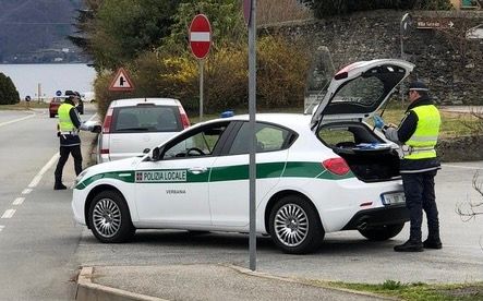 Prima aggredisce medico e infermiere, poi dà in escandescenze all'Anagrafe: denunciato Prima aggredisce medico e infermiere, poi dà in escandescenze all'Anagrafe: denunciato