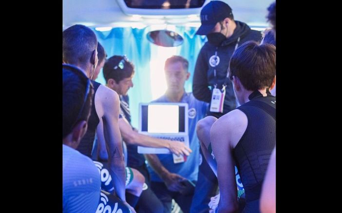 Riunione tecnica sul pullman della Eolo-Kometa Riunione tecnica sul pullman della Eolo-Kometa