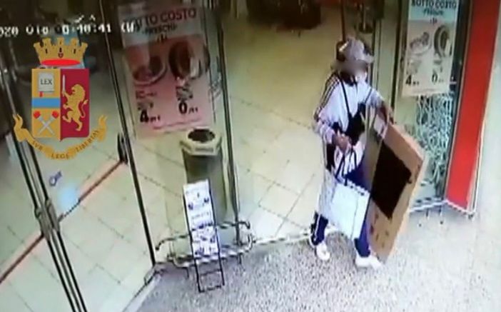 Esce dal supermercato con il televisore rubato sotto il braccio: scoperto e denunciato