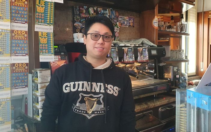 VIDEO. Superenalotto, la dea bendata fa tappa a Caronno Pertusella: «Oggi qui non si parla d’altro»