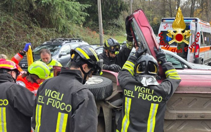 Le immagini dell'incidente di Solbiate Arno dove un'auto si è ribaltata