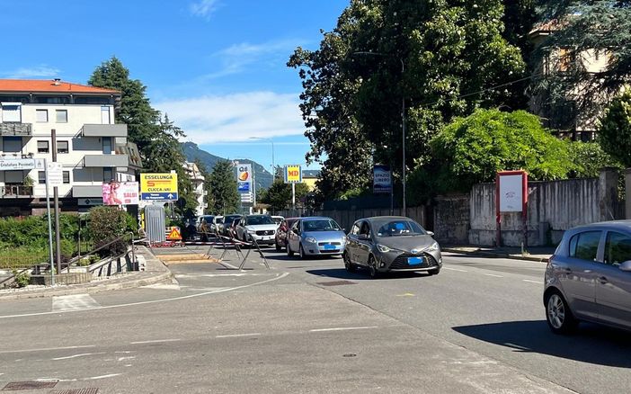Il cantiere aperto in viale Borri a Varese sta creando code e disagi al traffico Il cantiere aperto in viale Borri a Varese sta creando code e disagi al traffico