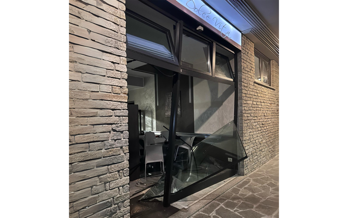 Spaccano la vetrina e rubano la cassa di un bar di Magnago