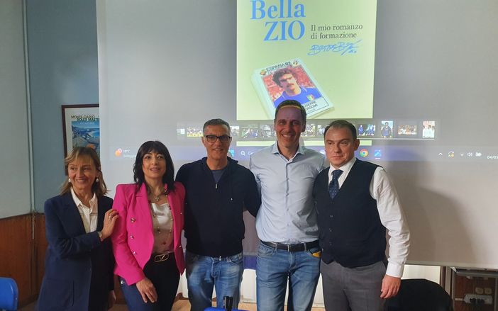 Lo “Zio” Bergomi si racconta ai ragazzi dell’istituto Fermi di Castellanza. Una storia di «talento ed educazione»