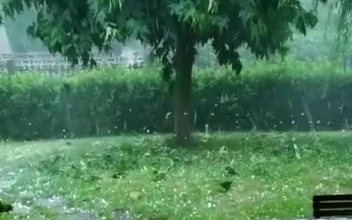 La grandine è ormai di casa in provincia di Varese La grandine è ormai di casa in provincia di Varese