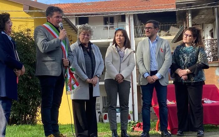 La cerimonia di inaugurazione della panchina rossa ad Albizzate (foto dalla pagina Facebook del Comune)