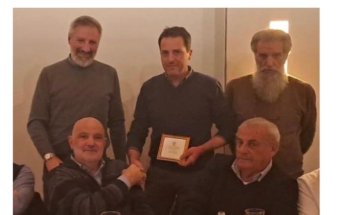Momenti felici: la festa di Natale con la riconoscenza espressa a Mauro (foto per cortesia dell'assessore Moretti)