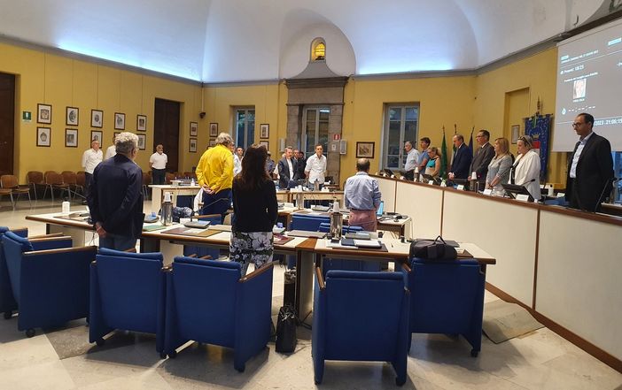 Ricordo di Berlusconi a Busto, tre consiglieri lasciano l’aula. Forza Italia: «Vergognoso». Scontro col sindaco Ricordo di Berlusconi a Busto, tre consiglieri lasciano l’aula. Forza Italia: «Vergognoso». Scontro col sindaco