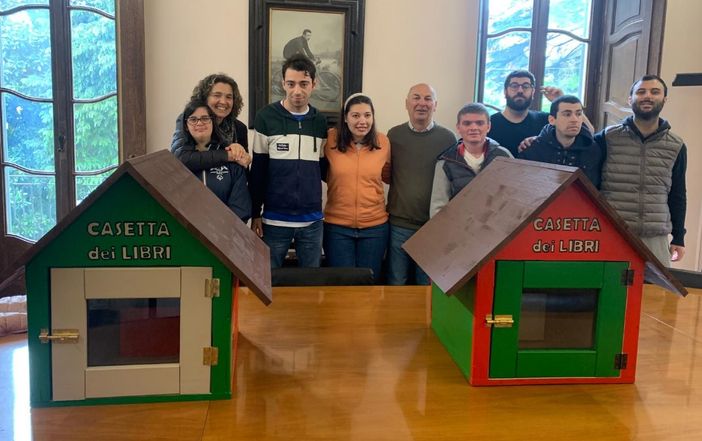 I ragazzi de Il Millepiedi hanno consegnato stamattina, in Comune a Induno Olona, le casette da loro realizzate I ragazzi de Il Millepiedi hanno consegnato stamattina, in Comune a Induno Olona, le casette da loro realizzate