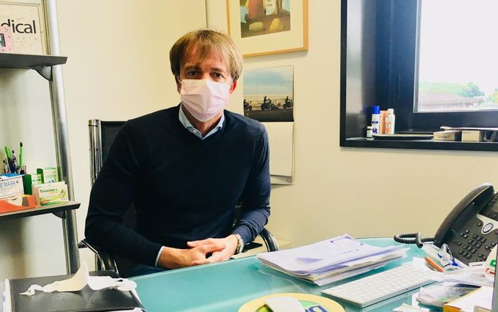 Fabrizio Maroni alla scrivania de "La Farmaceutica" di Castronno, azienda leader nella distribuzione di materiale sanitario