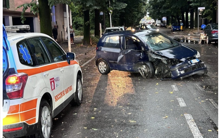 Le foto dell'incidente di Busto Arsizio in viale Sicilia Le foto dell'incidente di Busto Arsizio in viale Sicilia