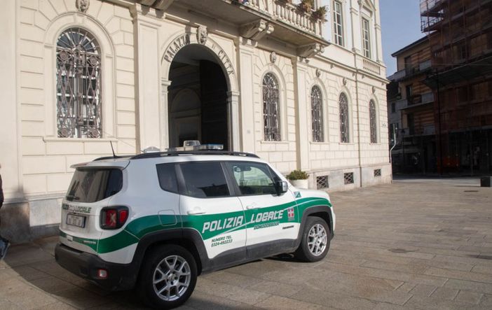 Finge di essere un agente e minaccia i clienti di un bar con una sedia: fermato in centro a Domodossola Finge di essere un agente e minaccia i clienti di un bar con una sedia: fermato in centro a Domodossola