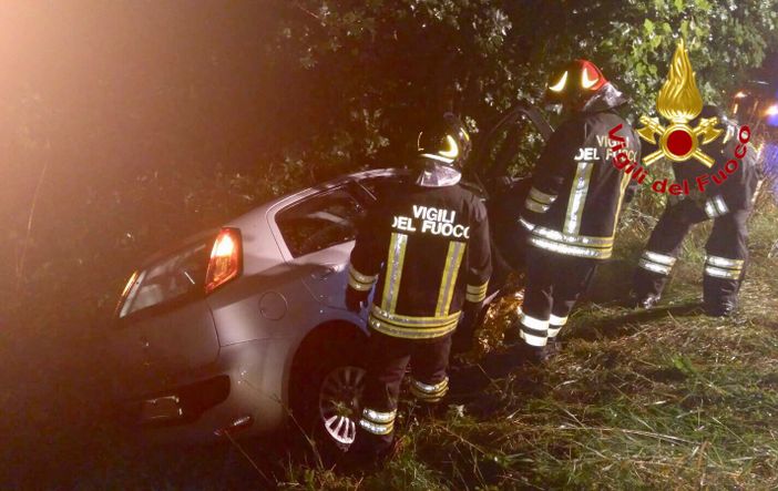 Cunardo, finisce fuori strada con l'auto: grande spavento ma nessuna conseguenza
