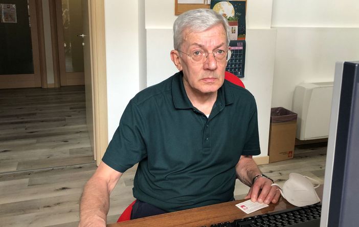 Settanta candeline per don Francesco Casati, il prof di religione del Crespi