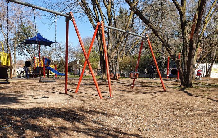 Scivoli e altalene si possono usare. Ma solo nei parchi vicino casa e senza assembramenti Scivoli e altalene si possono usare. Ma solo nei parchi vicino casa e senza assembramenti