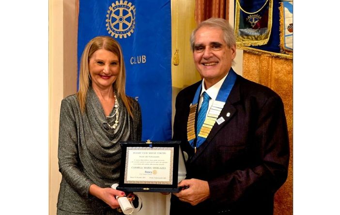 Consegnato alla dirigente scolastica Carmen Sferlazza il premio alla professionalità del Rotary Club Ceresio
