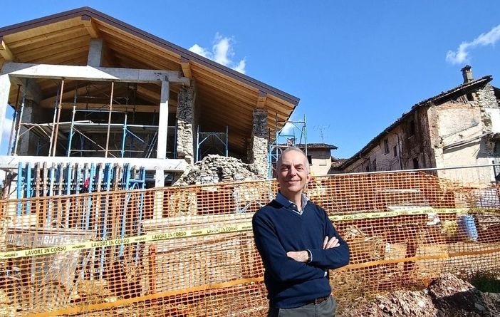 Il sindaco di Buguggiate Matteo Sambo davanti al cantiere di Cascina Martignoni Il sindaco di Buguggiate Matteo Sambo davanti al cantiere di Cascina Martignoni